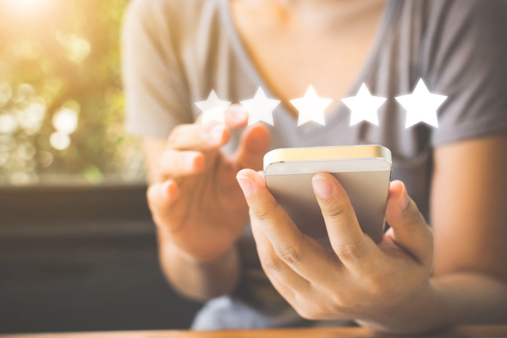 Airbnb guest giving host 5 star ratings